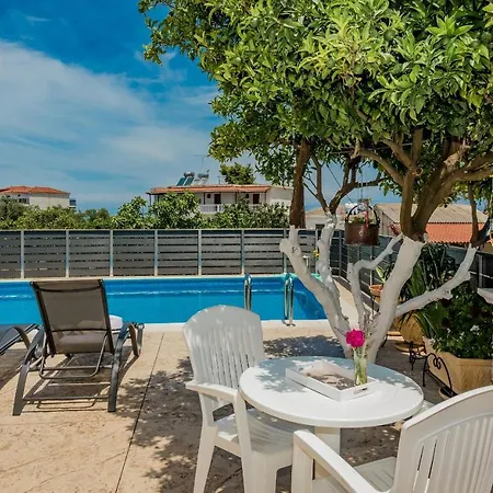 Costas Guest house *