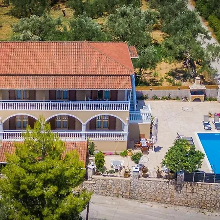 Costas Guest house
